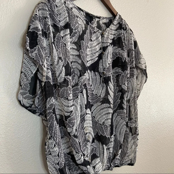 Sheer Blouse Relaxed Short Sleeve Fern Pattern Button Size Medium TS7880-01-01 - Picture 2 of 12